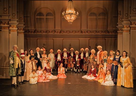 8 Museum Tanzen und Springen Foto Schlosscompagnie