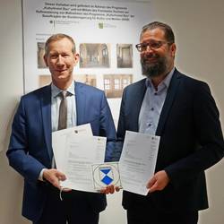 Ulrich Schreiber, Referatsleiter im Sächsischen Staatsministerium für Regionalentwicklung, überbrachte Oberbürgermeister Marcus Steinhart (v. l.) zwei Fördermittelbescheide für die Sanierung des ehemaligen Marstalls.