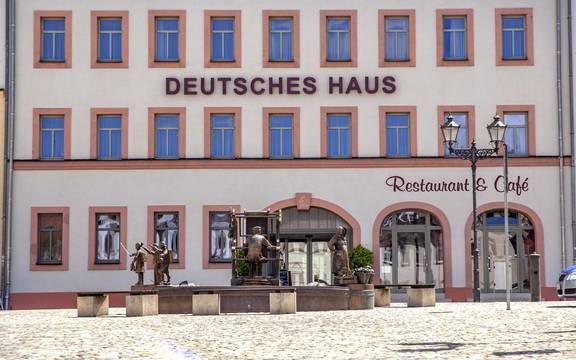 Marktbrunnen und Deutsches Haus