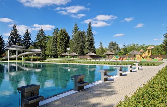 Ein 50 x 17 Meter großes Becken lädt zum Schwimmen ein.