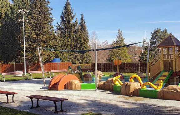 Das Kinderplanschbecken ist bei den Kleinsten beliebt.
