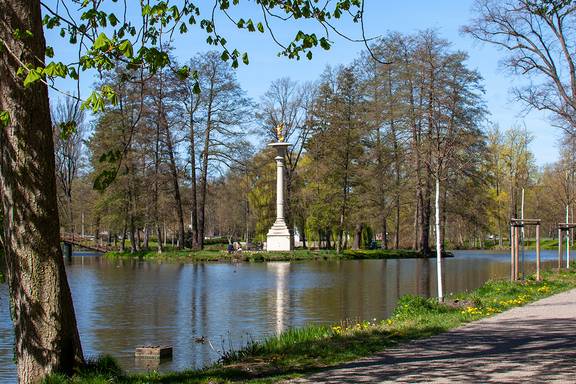 Gründelpark mit "Hedrich-Säule"