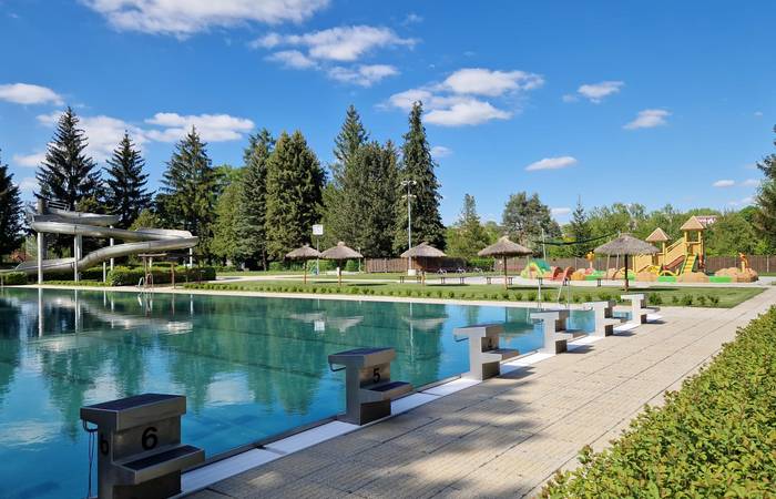 Ein 50 x 17 Meter großes Becken lädt zum Schwimmen ein.